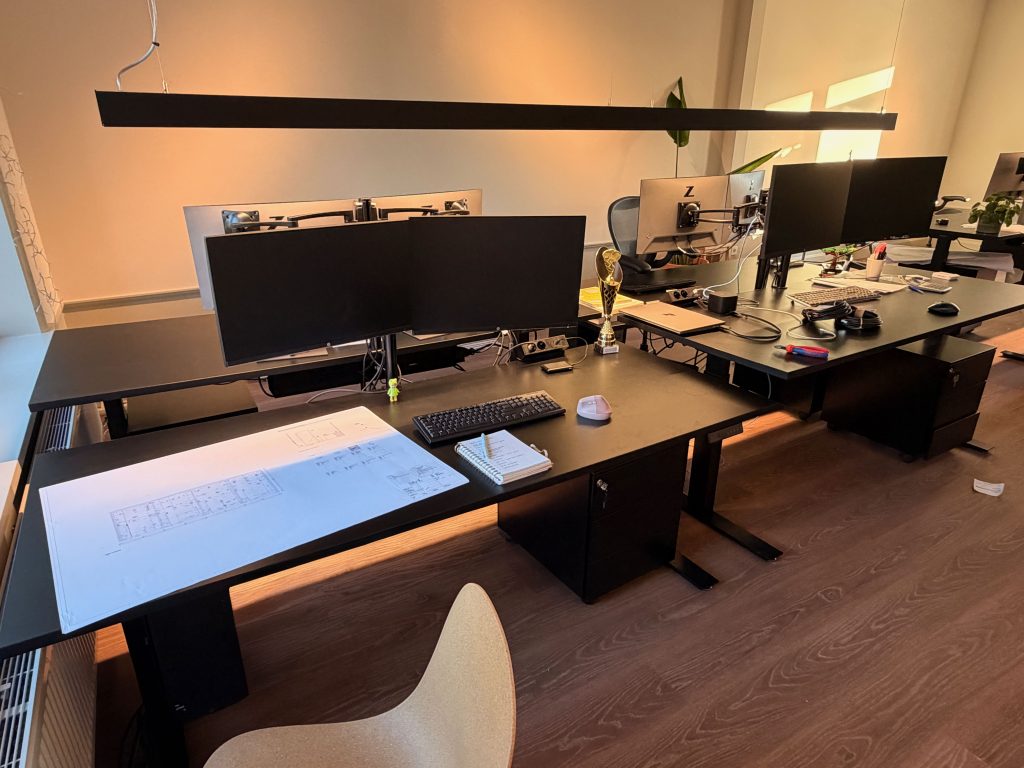 Kantooromgeving met werkplekken