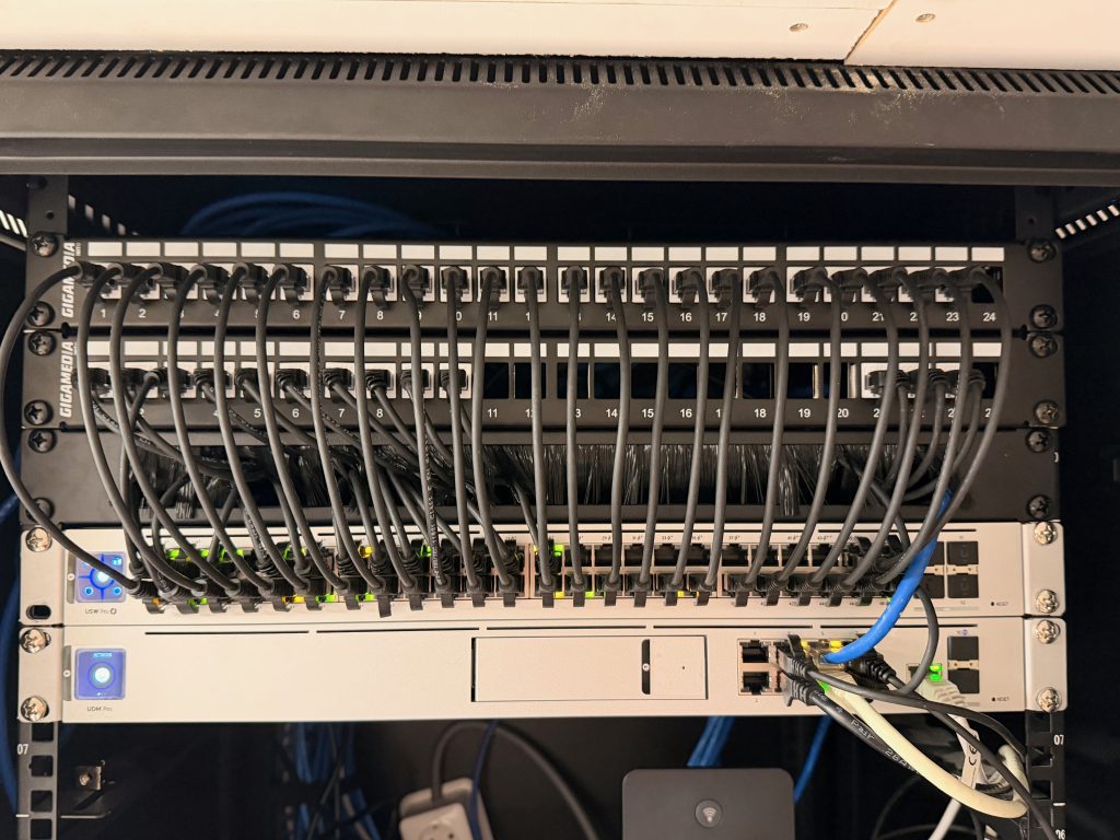 Netwerkkast met Ubiquiti-apparatuur